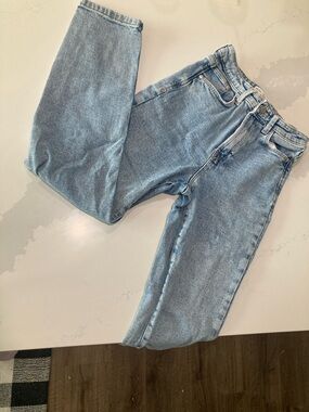 Classic Light Wash Women’s Jeans - Blue